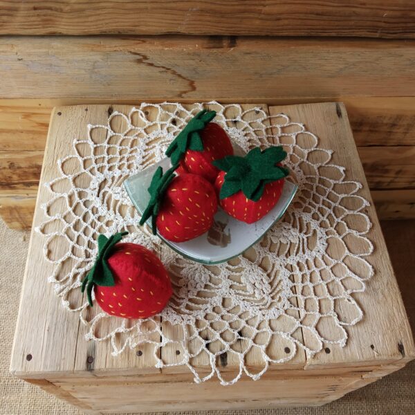 Felt strawberries for kiddies kitchen